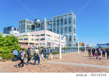 【東京都】観光客で賑わうお台場の街並み 90370248
