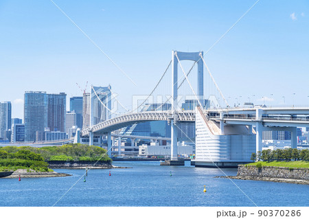 【東京都】お台場から見るレインボーブリッジ 90370286