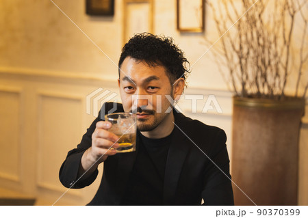 ロックグラスを持つ男性　ウィスキー（本当は麦茶） 90370399