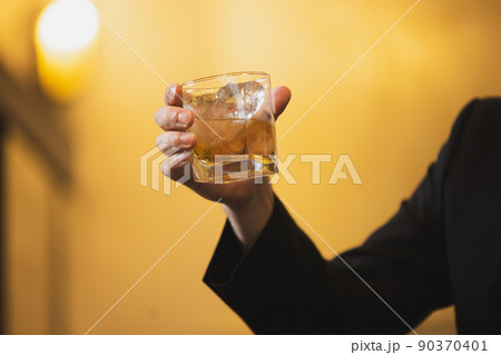 ロックグラスを持つ男性　ウィスキー（本当は麦茶） 90370401
