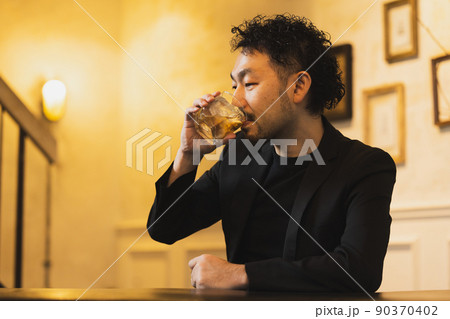 ロックグラスを持つ男性 ウィスキー(本当は麦茶) ロックグラスを持つ男性 ウィスキー(本当は麦茶) 90370402