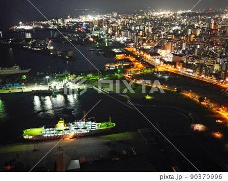 鹿児島港の北ふ頭・南ふ頭ターミナルの夜景空撮 90370996