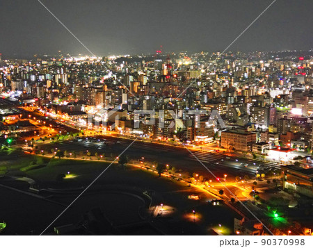 鹿児島港の上空から市街地の夜景空撮 鹿児島港の上空から市街地の夜景空撮 90370998