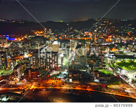 鹿児島港の上空から市街地の夜景空撮 鹿児島港の上空から市街地の夜景空撮 90370999