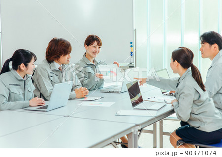 会議をする工場の作業員(提案) 会議をする工場の作業員(提案) 90371074