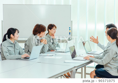 会議をする工場の作業員(考える) 会議をする工場の作業員(考える) 90371075