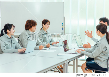会議をする工場の作業員(考える) 会議をする工場の作業員(考える) 90371076