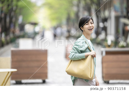 笑顔の若い女性　ポートレート 90371158