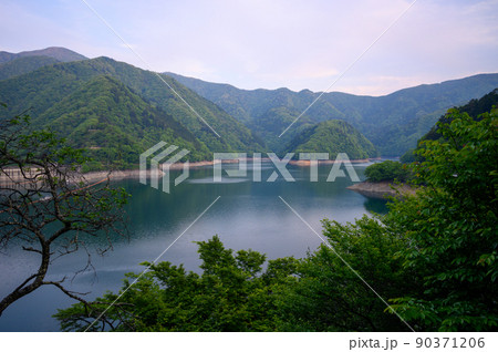 新緑の奥多摩湖 90371206