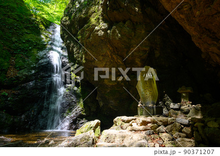 御嶽山の綾広の滝 90371207