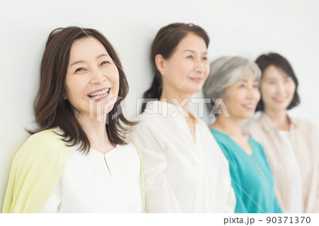 ミドルの女性 キャリアウーマン ミドルの女性 キャリアウーマン 90371370