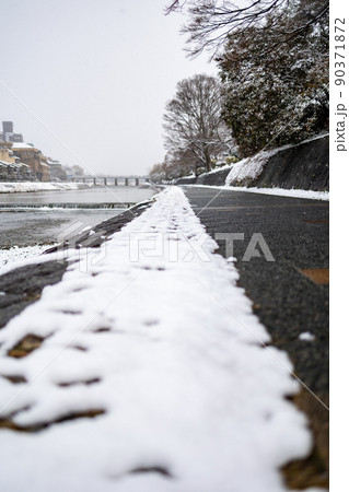 京都 雪の鴨川 京都 雪の鴨川 90371872