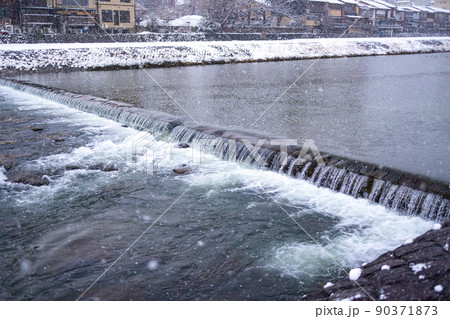 京都　雪の鴨川 90371873