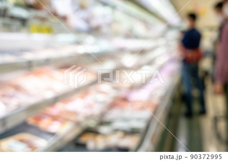 スーパーの精肉売り場のぼかしイメージ 90372995