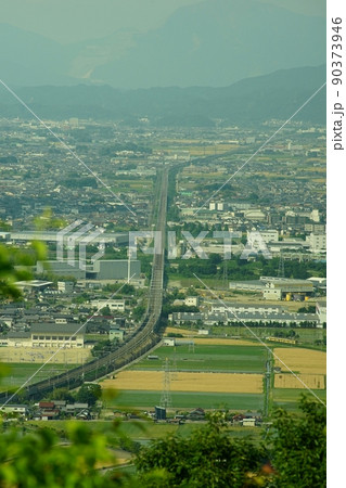麦秋の湖東平野を走る近江鉄道 90373946