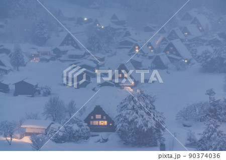 《岐阜県》積雪の白川郷・冬の合掌造り集落 90374036
