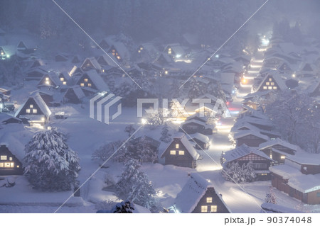 《岐阜県》積雪の白川郷・冬の合掌造り集落 90374048