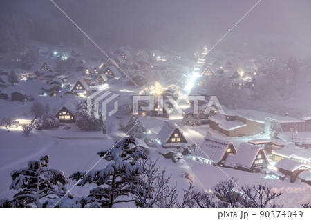 《岐阜県》積雪の白川郷・冬の合掌造り集落 90374049