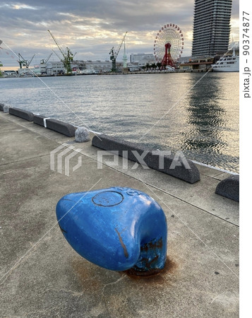 港に佇むボラート 90374877