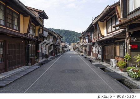 郡上八幡　早朝の職人町 90375307