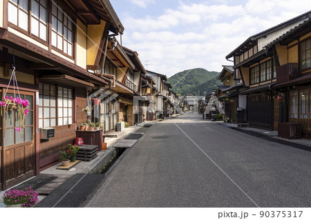 郡上八幡　早朝の職人町 90375317