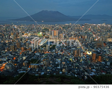 武岡公園の上空から鹿児島市街地の夜景空撮 武岡公園の上空から鹿児島市街地の夜景空撮 90375436
