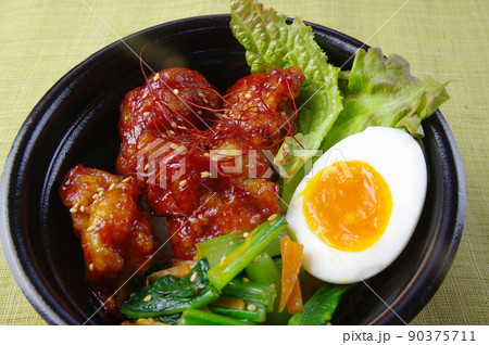 ヤンニョムチキンの丼弁当 90375711