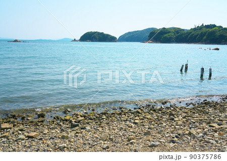 長島の海岸とダルマ朝日で有名な手影島と初夏の風景1 岡山県瀬戸内市邑久町 長島の海岸とダルマ朝日で有名な手影島と初夏の風景1 岡山県瀬戸内市邑久町 90375786