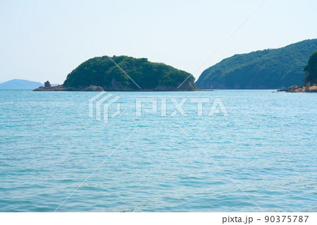 長島の海岸とダルマ朝日で有名な手影島と初夏の風景2　岡山県瀬戸内市邑久町 90375787