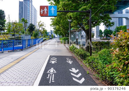 自転車専用道路のマークや標識(東京都江東区) 自転車専用道路のマークや標識(東京都江東区) 90376246