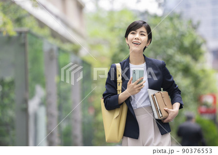 笑顔のビジネスウーマン 90376553