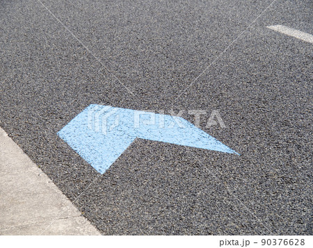 路面に表示された青い矢羽根マーク「自転車ナビライン」。(東京都内) 路面に表示された青い矢羽根マーク「自転車ナビライン」。(東京都内) 90376628