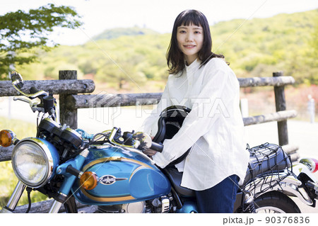 バイク女子イメージ　バイクにまたがる若い女性 90376836