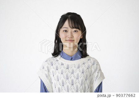 カメラ目線の若い女性　カメラ目線　白バック　ポートレート 90377662