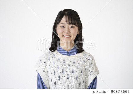 カメラ目線の若い女性　カメラ目線　白バック　ポートレート 90377665