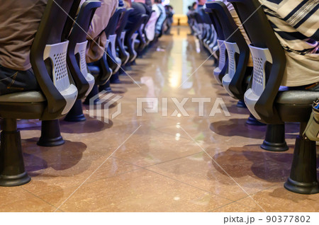 満席のパチンコ店　新台　新装開店 90377802