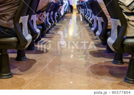 満席のパチンコ店　新台　新装開店 90377804