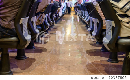 満席のパチンコ店 90377805