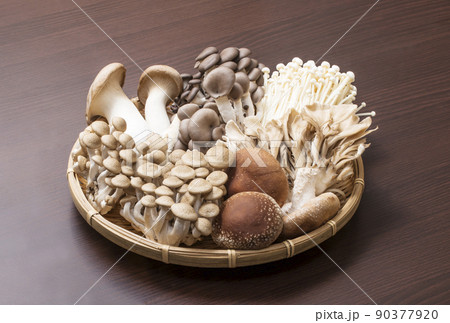 食用きのこ　きのこ色々　盛合せキノコ　イメージ素材 90377920
