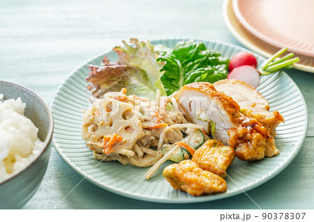 ご飯と鶏のおかず ご飯と鶏のおかず 90378307