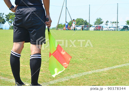 少年サッカーの審判＜15＞（フラッグを持つ副審） 90378344