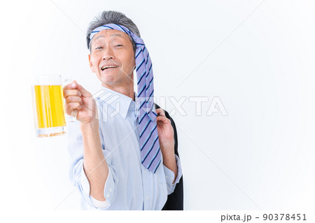 酔っ払いすぎた高齢男性 90378451