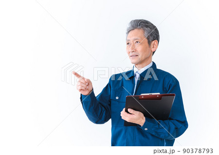安全確認をする作業服を着た高齢男性 90378793