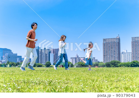 公園で駆けっこをする仲良し家族 公園で駆けっこをする仲良し家族 90379043