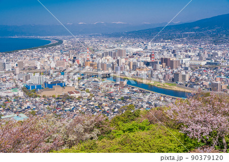 （静岡県）桜満開の香貫山から望む、沼津市の街並み 90379120