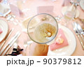 結婚式での乾杯のシャンパングラス 90379812