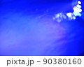 ふんわりブルーの光の中にコピースペース 90380160