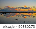 どちらが空かわからなくんるほどに水面に反射する朝焼け 90380273