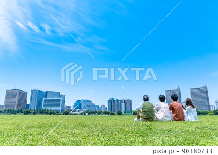 公園でくつろぐ仲良し家族三世代　後ろ姿 90380733