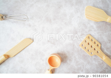 大理石風の背景と木製キッチン用品 90381054